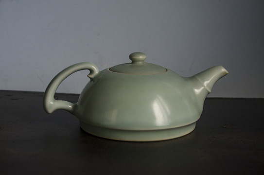 龙泉釉茶壶