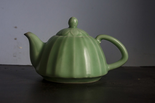 龙泉釉茶壶