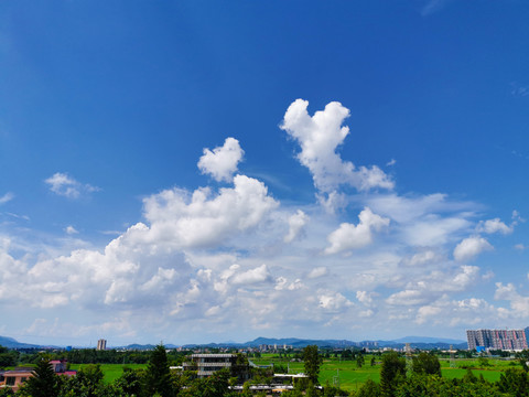 蓝天下乡村景色