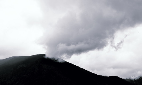 云雾里的山