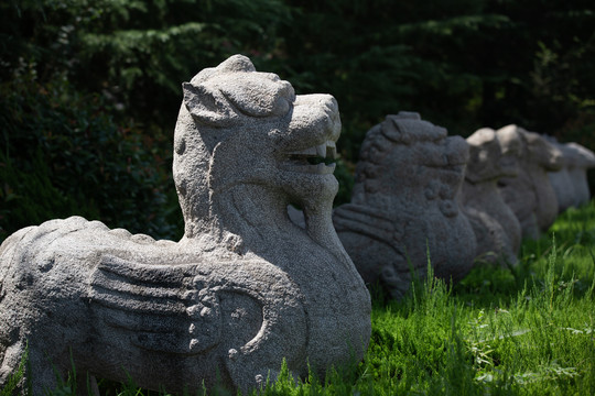 汉代石头雕塑神兽墓道