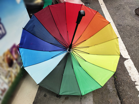 打开的彩虹伞
