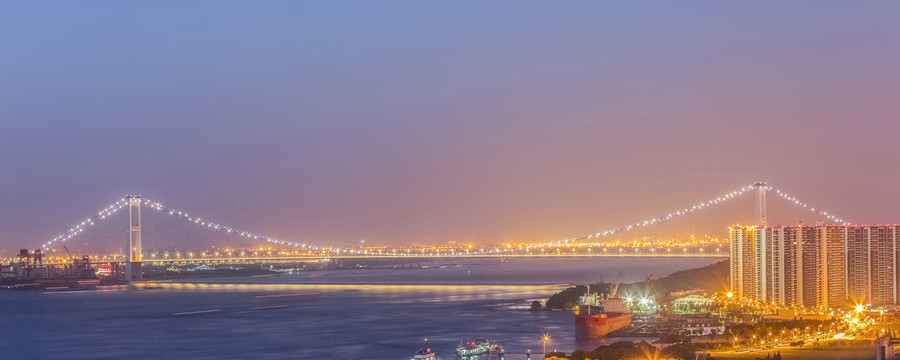 中国江阴长江大桥和长江港口风光