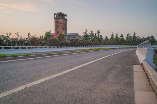 中国苏州斜拉索大桥和城市建筑