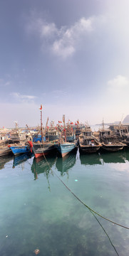 码头停靠的渔船