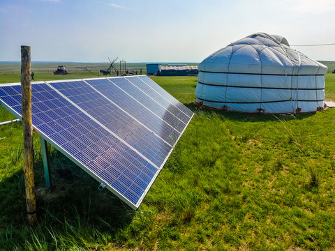 太阳能发电板草原蒙古包
