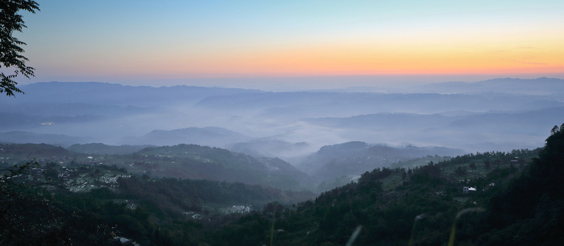 横江古镇清晨云雾缭绕的高山山脉