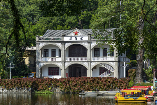 湖光山色老建筑