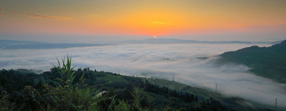 宜宾横江古镇清晨云雾缭绕的高山