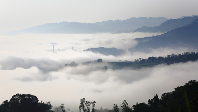 清晨云雾缭绕的村庄与高山