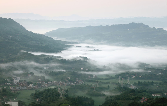 清晨云雾缭绕的村庄与高山