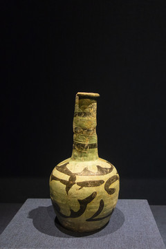 广东博物馆收藏的南宋官窑长颈瓶