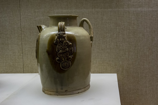 广东省博物馆收藏的古代陶瓷容器