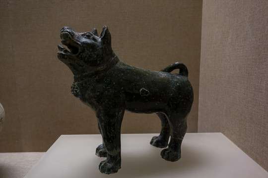 东汉时期的绿釉陶犬