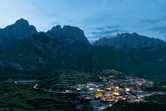 甘肃省甘南迭部县扎尕那夜景