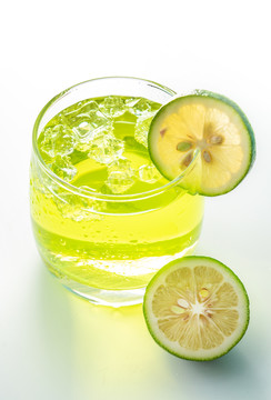 夏季柠檬气泡苏打水夏季饮品