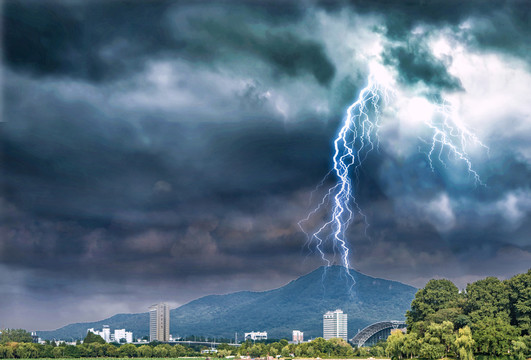 乌云闪电城市暴风雨