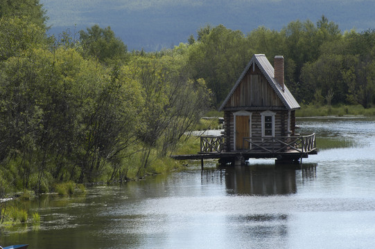 湖面上的木屋