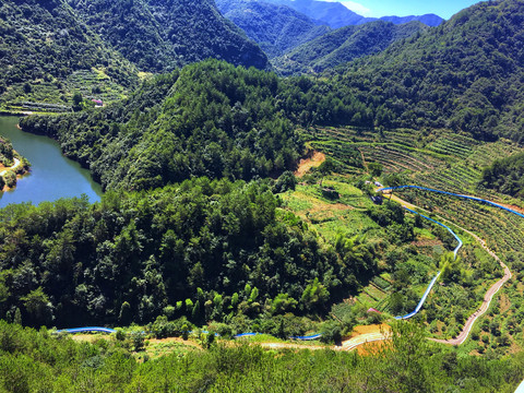 山间漂流