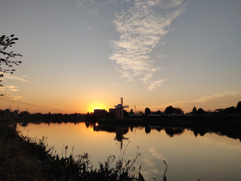 夕阳下的湖畔风车
