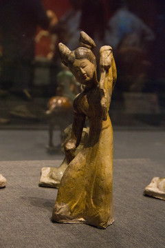 唐代彩绘釉陶乐舞女俑