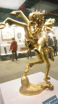 骑马武士铜像