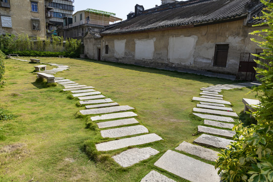 草地石板路