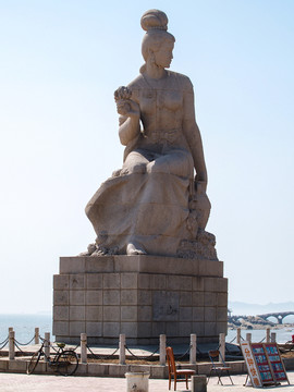 葫芦岛菊花女雕像
