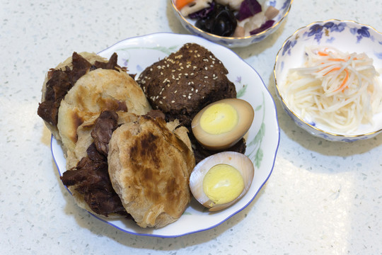 烧饼夹牛肉早餐