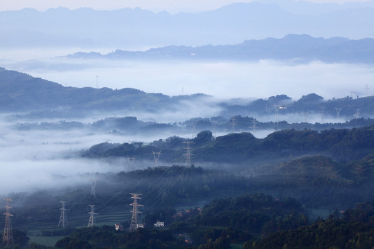 清晨云雾缭绕的村庄与高山