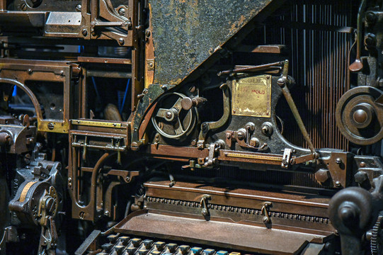 老式印刷机零部件特写
