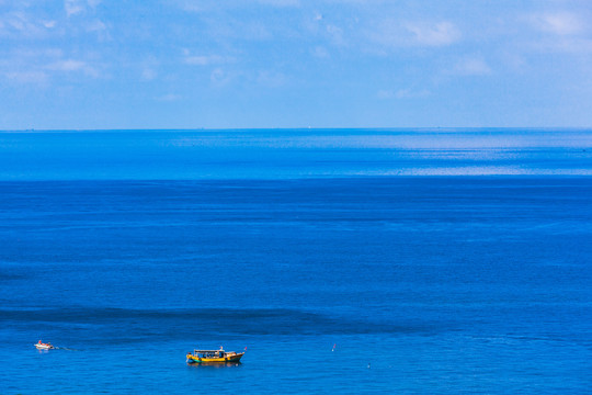 湛蓝的海洋海平面