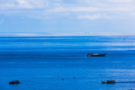 湛蓝的海洋海平面