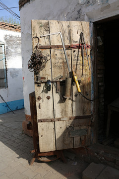 铁艺作坊的木门