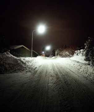 夜幕覆盖的街道