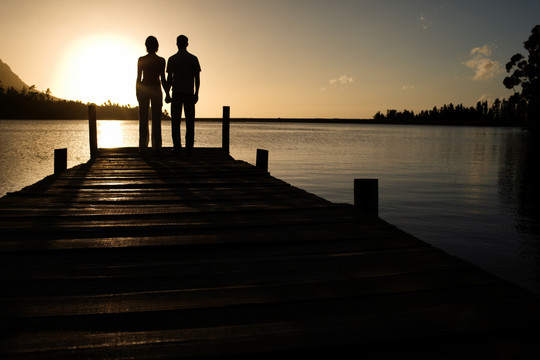 一对夫妇在湖边看日落