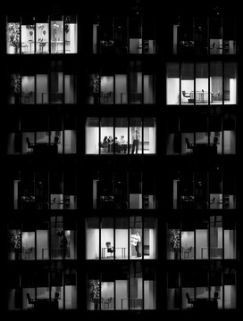 办公楼夜景黑白照片