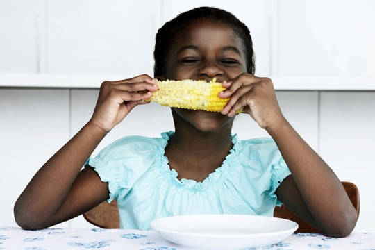 吃玉米的黑人少女