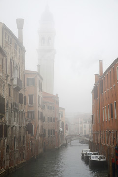 雾中的意大利威尼斯运河
