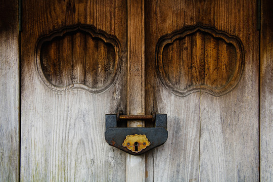 风化木门和旧锁