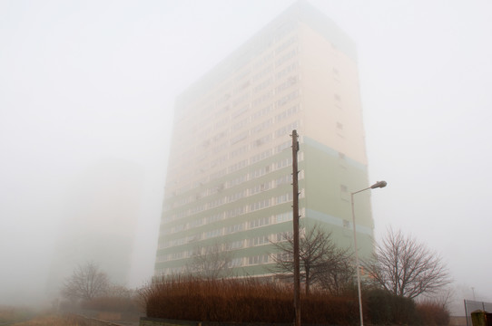 隐藏在雾后的公寓楼