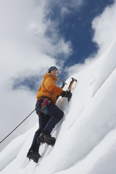 登山者用斧头爬雪坡
