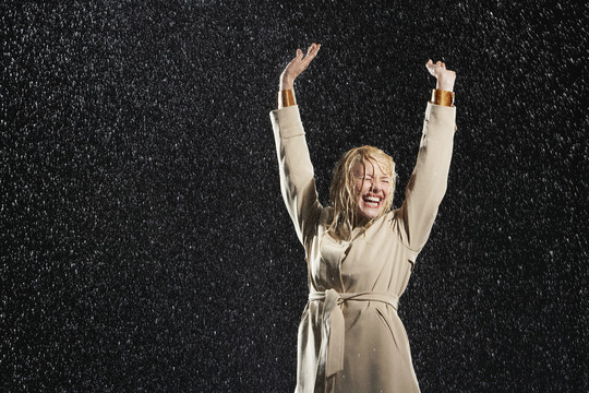 站在雨中的女人
