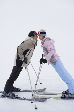 户外滑雪的情侣