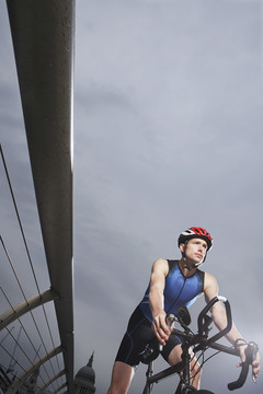 千禧桥上的骑行运动员