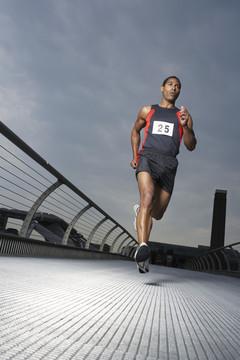 千禧桥上奔跑的运动员