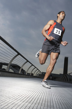 千禧桥上的跑步运动员
