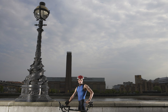在伦敦河堤旁骑自行车的人