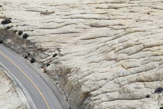 沙漠高架景观中的岩石穿越道路