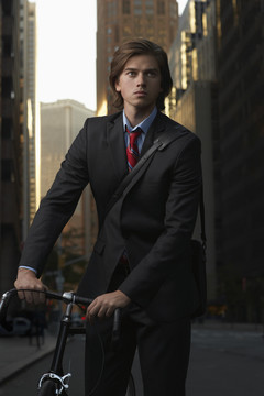 骑自行车的年轻商人画像